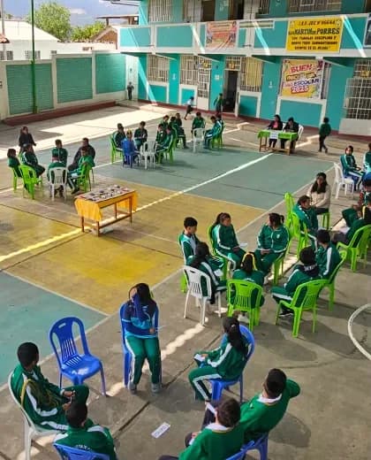 Trabajo en equipo en el patio del colegio San Martín de Porres, en Matacoto.